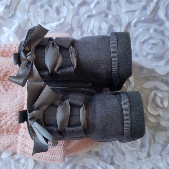 Winter Accessories Bundle - Boots and Knit Pompom Toque - Picture 6 of 7